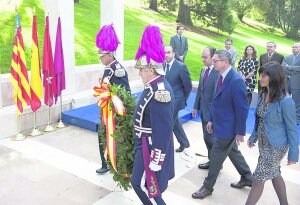 Ripoll, Soler, Gallardón y Lorente, ayer al depositar una corona de laurel a Miguel Hernández en el Parque del Oeste. /ABC