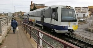 El tren de la línea Cartagena-Los Nietos pasa por Los Mateos. / J. M. RODRÍGUEZ / AGM