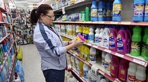 Una cliente haciendo la compra en un supermercado. / LA VERDAD