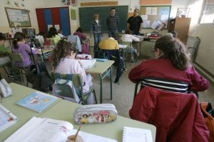 Profesores y personal de Sanidad, ayer, en el colegio Santiago Apóstol de Portmán. ::                             J.M. RODRÍGUEZ / AGM