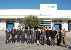 Los consejeros Marín y Palacios junto al alcalde Coronado y los responsables de Grifols, ayer ante la planta actual. ::
AYTO. LAS TORRES