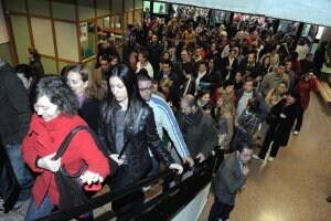 Los miles de aspirantes se dirigen a las aulas a realizar el examen, en el campus de Espinardo. ::                             N.                             GARCÍA / AGM