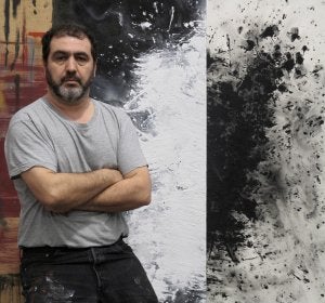 El pintor, escultor y escenógrafo Ángel Haro, autor de la escenografía del montaje 'Cuento de Navidad' (Dickens), que ha dirigido Paco Maciá. ::
ISM