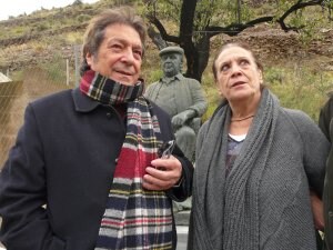 Los actores Sancho Gracia y Terele Pávez, junto a la estatua de Paco Rabal en la Cuesta de Gos. ::                             A. S.