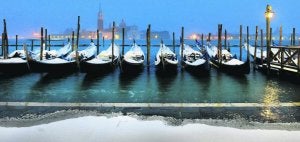 La nieve, que ha llegado a las latitudes más templadas, cubre góndolas y muelles de Venecia.