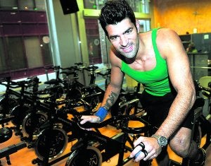 Míchel Olivares en el gimnasio de Murcia donde practica spinning y musculación. ::                             NACHO GARCÍA /AGM