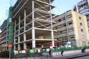 Edificio anexo a la Clínica Virgen de la Vega, en Murcia, que construye Ploder. ::
RAFA FRANCÉS/AGM