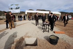 El alcalde, con miembros de la Federación de voley-playa en el solar de La Torecilla. ::                             P. ALONSO / AGM