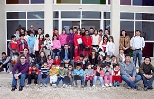 El alcalde rodeado de los alumnos en el centro de lectura.                             :: AYTO.