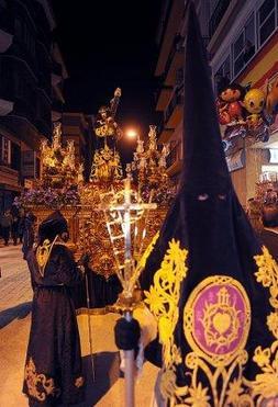 Trono del Cristo de la Coronación de Espinas cerrando ayer la procesión del Paso Azul. ::                             P. A. / AGM