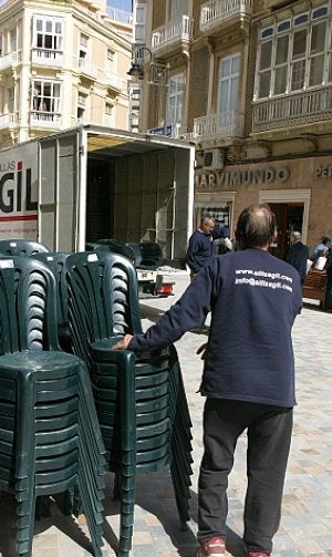 Varios operarios colocan las sillas en Puerta de Murcia. ::                             P. SÁNCHEZ /                             AGM
