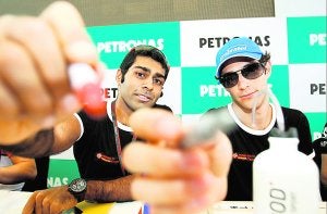Los pilotos Karun Chandhok y Bruno Senna, durante una sesión de firmas. ::                             HISPANIA