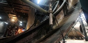 Trabajos de soldadura en una de las secciones del casco resistente de un submarino S-80 en el astillero de Navantia. ::
ANTONIO GIL / AGM