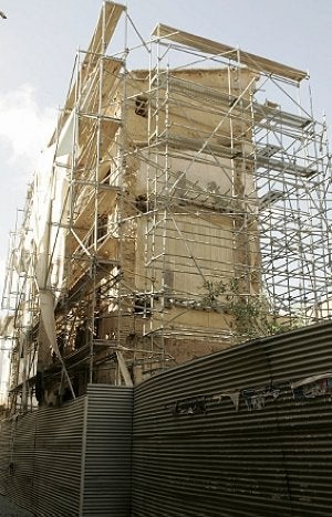 2009. El andamio sujetaba fachada y habitaciones. ::                             S. M. L. / AGM