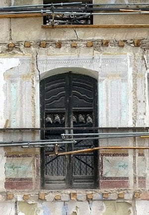 Algunos restos de las pinturas en lo que queda en pie. ::                             P. ALONSO / AGM