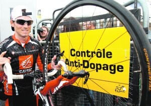 El murciano Alejandro Valverde tras pasar un control antidopaje durante el Tour del año 2007. ::
AFP