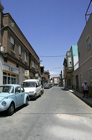 Un vecino camina por la calle Teucro, en La Concepción. ::                             J. M. R. / AGM