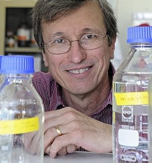 Richard Stahlhut, ayer en un laboratorio de la UMU. ::                             G CARRIÓN / AGM