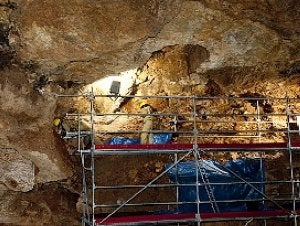 Un arqueólogo sobre un andamio en Cueva Victoria. ::                             A. CARTAGENA