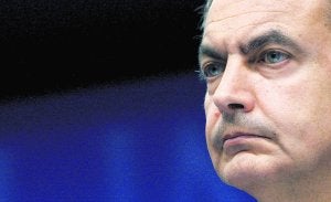 El presidente del Gobierno, José Luis Rodríguez Zapatero, con semblante serio durante una reunión en Bruselas. ::                             EFE
