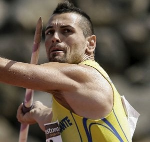 El atleta aguileño Rafael Baraza durante uno de sus lanzamientos en el último Nacional. ::                             EFE