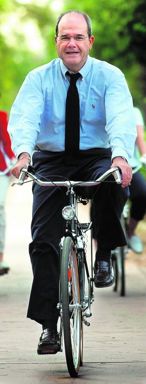 El vicepresidente tercero del Gobierno, de paseo en bici por Sevilla. ::
JULIO MUÑOZ/EFE