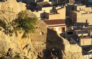 Vista de los restos de la muralla de Mula que sobresalen por encima de las viviendas. ::                             J. VALERA
