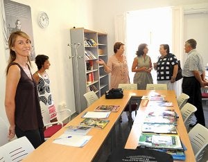 La alcaldesa, tercera por la izquierda, durante su visita a las instalaciones de la fundación del español en el Palacio de Molina. ::                             AYTO.                             CARTAGENA