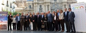 Los rectores de la UMU y la UPCT, José Antonio Cobacho y Félix Faura, en el centro flanqueando al consejero Salvador Marín, y rodeados por directivos de la universidad y los directores de los medios de comunicación de Murcia. Entre ellos, Alberto Aguirre de Cárcer, director de 'La Verdad'. ::                             EDU BOTELLA / AGM