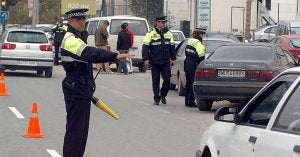 Unos policías locales de Murcia llevando a cabo un control de tráfico para detectar la existencia de conductores sin los papeles en regla, en una foto de archivo. ::                             LA VERDAD