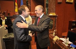 Constantino Sotoca (i) y el diputado socialista Jesús López se saludan en la Asamblea. ::
A. GIL / AGM