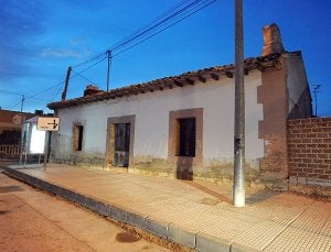 Una de las casas que se pondrán a la venta, situada en la carretera El Palmar-Sangonera. ::                             ISRAEL SÁNCHEZ/AGM