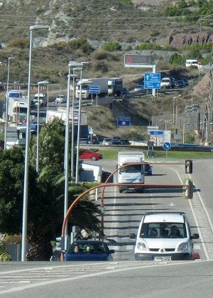 Demasiado tráfico. Vehículos circulando hacia la Ronda Sur procedentes de la glorieta de San Antonio. ::                             PACO ALONSO / AGM