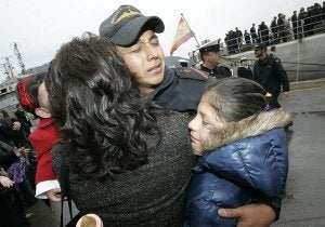 Un infante de marina se abraza emocionado a su esposa y sus hijos, al desembarcar del patrullero de la Armada 'Infanta Cristina' ayer por la mañana en el Arsenal Militar de                        Cartagena. ::                             J. M. RODRÍGUEZ / AGM