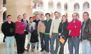 Los alumnos del proyecto piloto de arquitectura industrial sostenible junto a sus profesores en el Campus de la Muralla. ::
UPCT