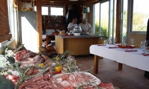 En primer término, salchichas, lomos, sobrasadas y demás productos resultantes de la matanza, en el Taller de la Tradición del CEAMA. ::                             M. A. R.