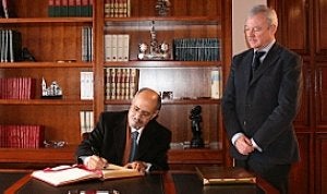 Ahmadou Souilem firma el libro de honor de la Comunidad. ::                             CARM