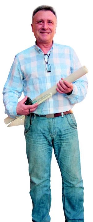 Juan Martínez con planos de decoración. ::
M. HERRERO