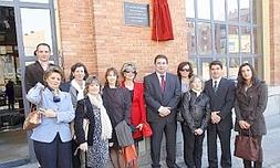 Familiares de Isaac Peral, junto a directivos de Unión Fenosa, ante la placa en Madrid. ::                             LV