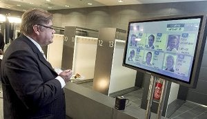 Timo Soini, líder del partido ultraderechista Verdaderos Finlandeses, observa los resultados en las elecciones. ::
EFE / MAURI RATILAINEN