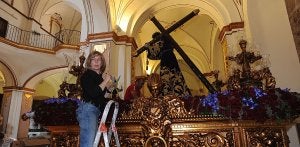 Una mujer encargándose de los arreglos florales, ayer al mediodía, en la iglesia del Carmen del Santísimo Cristo del Perdón, titular del Paso Morado. ::
PACO ALONSO / AGM
