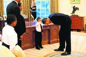 «Tienes un pelo como el mío». Un empleado de la Casa Blanca llevó un día a su hijo. Quería conocer a Obama porque tenía «un pelo como el suyo». El presidente se agachó y el niño lo tocó... señalándole todas sus canas. Es la foto favorita de Obama.