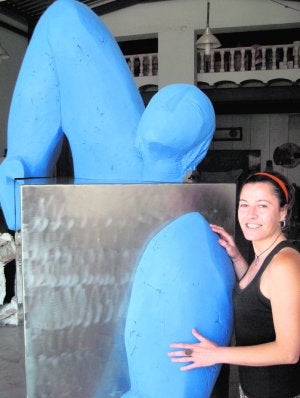 Sofía Tornero en el estudio, junto a su obra 'Alma'. ::
S. G.