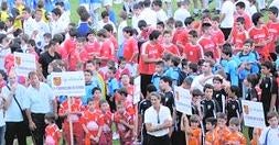 Varios de los equipos que ayer celebraron en Nueva Condomina la clausura del campeonato regional interescuelas de fútbol. ::                             GUILLERMO CARRIÓN / AGM