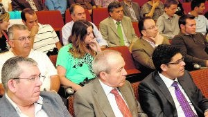 Numeroso público siguió la entrega de las ayudas por parte de la CAM. ::                             CAM