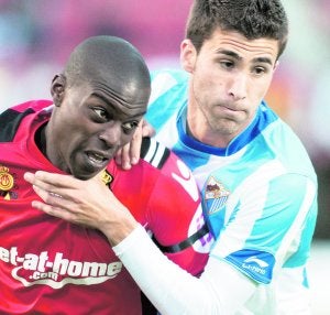 Manu Torres agarra del cuello a Pereira, del Mallorca. ::
M. DÍEZ