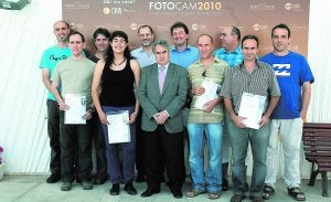 Los fotógrafos premiados, ayer, con Ángel Martínez (c).
:: CAM