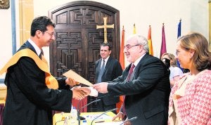 José Luis Mendoza entrega el diploma a Juan Carlos Ruiz.
:: UCAM