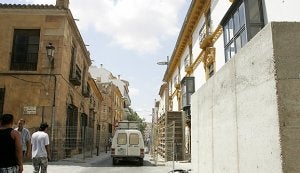 En la calle Lope Gisbert se están construyendo grandes paredes de hormigón (d) para evitar el derrumbe de la fachada del Casino. ::                                                        S.M.L./AGM