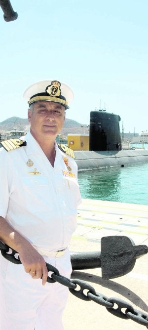 El comandante Duelo, en los muelles de la Base, con el 'Siroco' de fondo. :: PABLO SÁNCHEZ / AGM